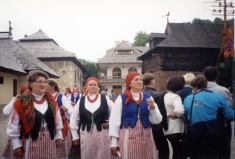 …або вирізи на жилетках та намисто відрізняють представниць одного воєводства Польщі од іншого.