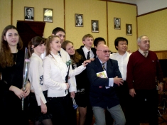 <em>Zdjęcie na pamiątkę: p. Bronisław i jego uczniowie</em>