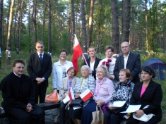 <strong><em>Pamiątkowe zdjęcie przed początkim Mszy.<br />Od lewej: o. Wiesław Pinski (siedzi) i Konsul do spraw Polonii Andrzej Słomski</em></strong>