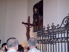 <em>Poświęcenie tablicy z płaskorzeźbią przedstawiającą obraz Jana Pawła II.</em>