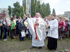 <em>Єпископ Станіслав Широкорадюк освячує Хрест і землю під будівництво.</em>