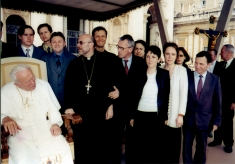 Папа Іван Павло ІІ серед українських журналістів на площі Св. Петра в Римі.<br />Крайній справа – Євген Ґолибард.