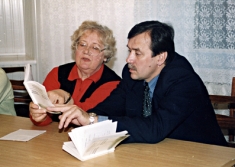 Czesława Raubiszko i Stanisław Kostecki z zainteresowaniem omawiają wiersze Autora.
