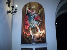 <strong><em>Fresk pod portalem ze strony bramy Jana Pawła II</em></strong>