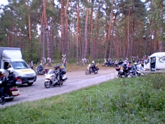 <em>Rajdowcy przybywają do lasu w Bykowni</em>