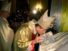<em>Biskup Witalij Skomorowski całuje relikwarz z relikwiami Jana Pawła II.</em>